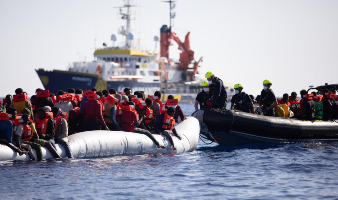 上千名难民港外飘零无国接收，意大利政府备受指责