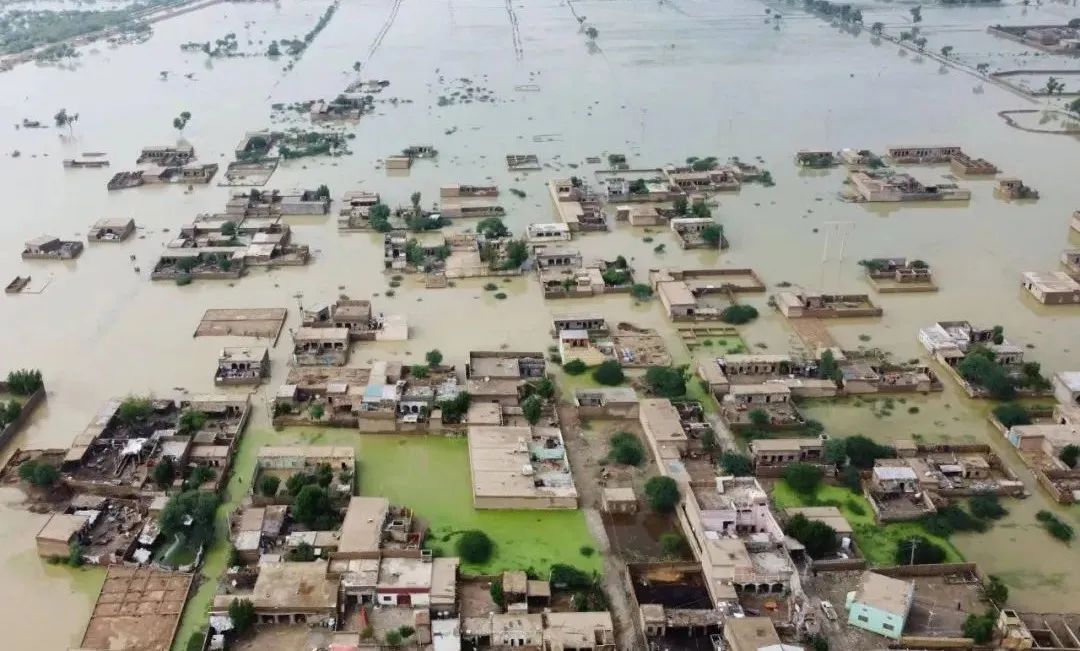 该国遭遇历史最严重洪灾！损失或超100亿美元，有7000集装箱被滞留