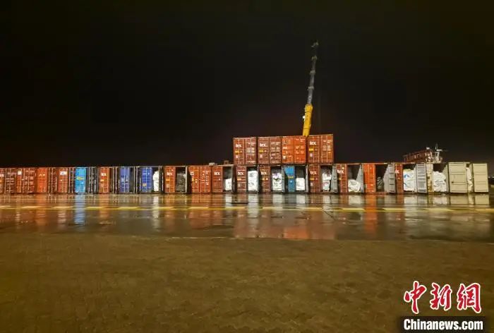 广东海警查获走私冻品约746吨 涉案船舶装载集装箱30个