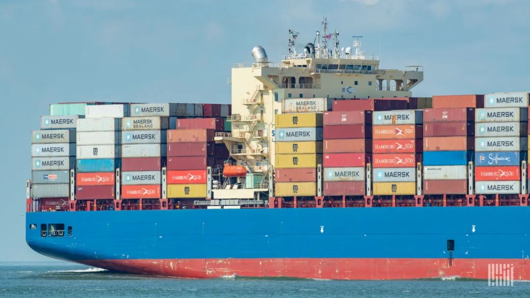 大型船公司暂停俄罗斯业务，该国面临货运量急剧下降和集装箱短缺问题