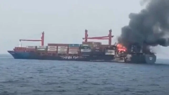火灾事故一周后 这艘集装箱船在红海沉没！