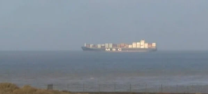 MSC一集装箱船被扣留在海上；另一集装箱船10个货柜掉落海中