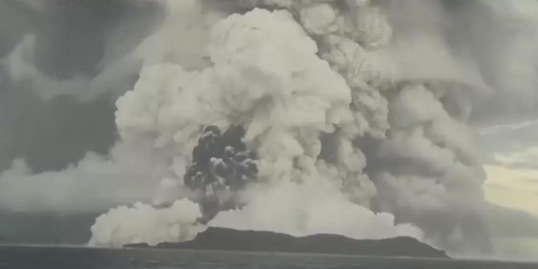 恐怖！火山爆发，威力相当于1000颗核弹，这个岛国已失联！多国连发海啸警报，日本23万人避难！！
