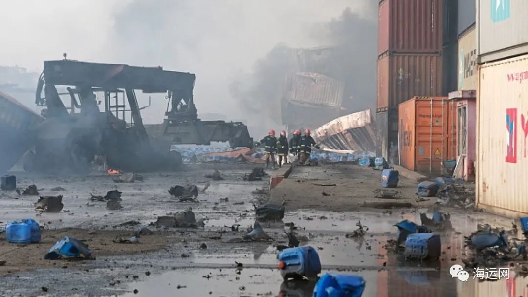 突发!堆场爆炸起火,1300多个货柜损毁!涉多家船东和货代!49人死亡300多人受伤