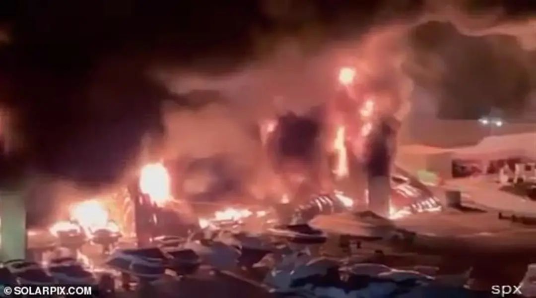 西班牙一港口仓库发生大火，约80艘船被烧毁！