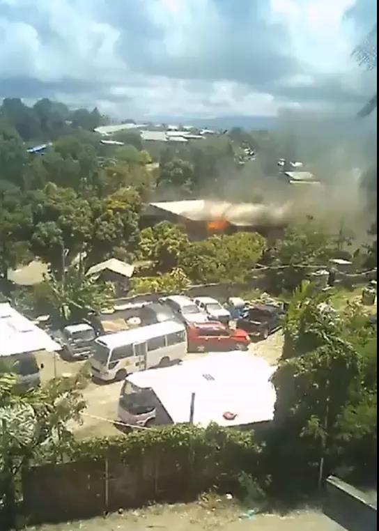 预警!这个国家爆发骚乱,唐人街被烧成灰烬,总理住宅也被烧,我大使馆连发3条提醒!