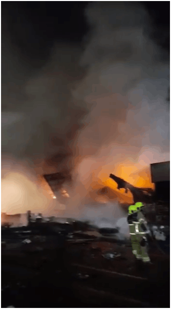 火光冲天！又一港内集装箱货轮爆炸起火，又是危险品惹的祸！