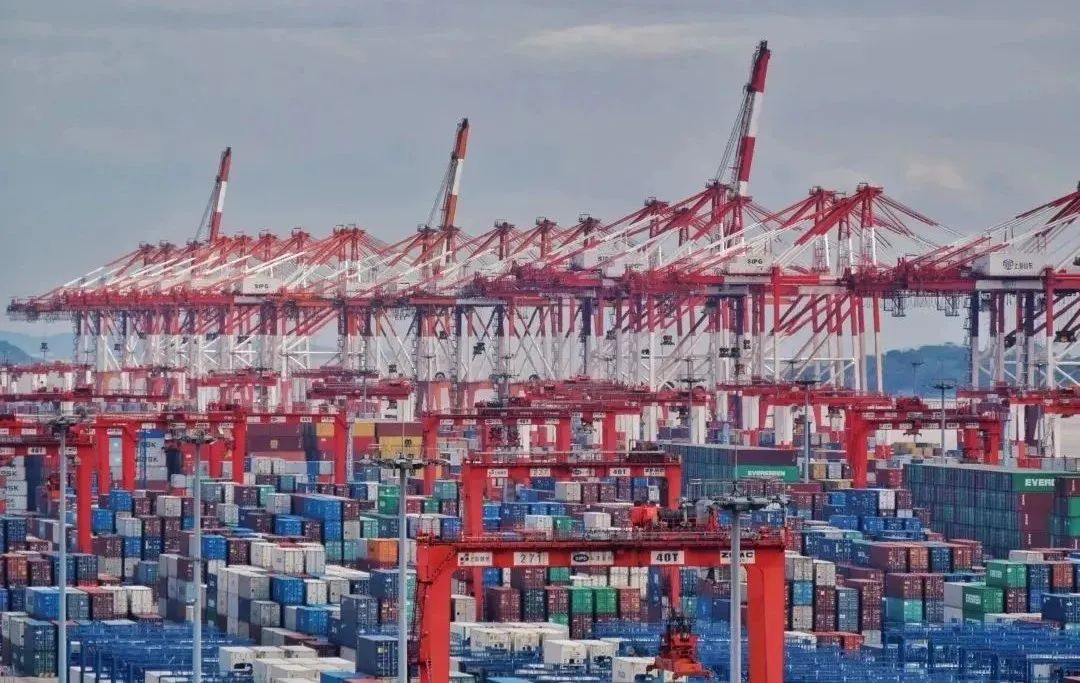 上海港集装箱吞吐量连续13年排名全球第一；深圳港首次突破3000万TEU大关