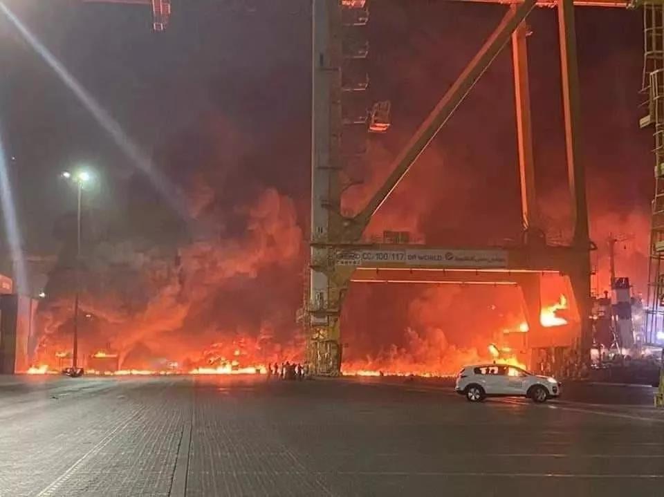 火光冲天!又一港内集装箱货轮爆炸起火,又是危险品惹的祸!