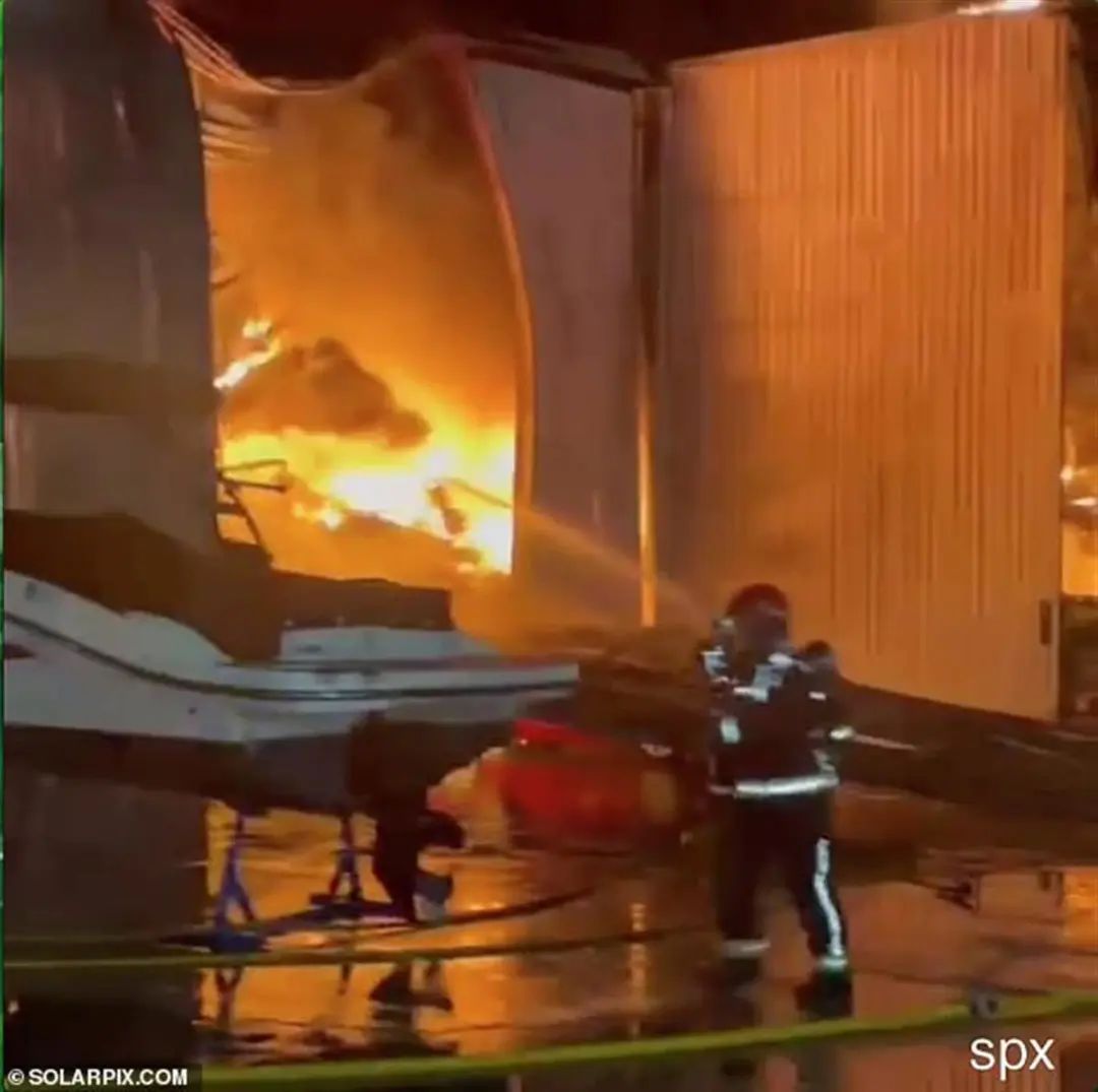 西班牙一港口仓库发生大火，约80艘船被烧毁！