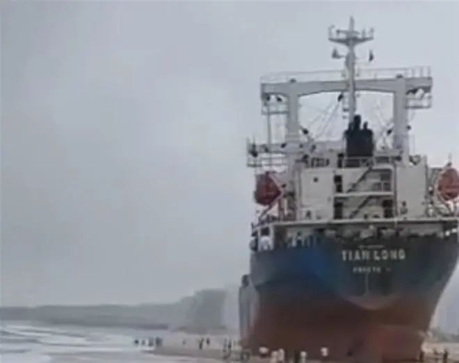 广东阳江：台风后一外籍货轮搁浅海滩